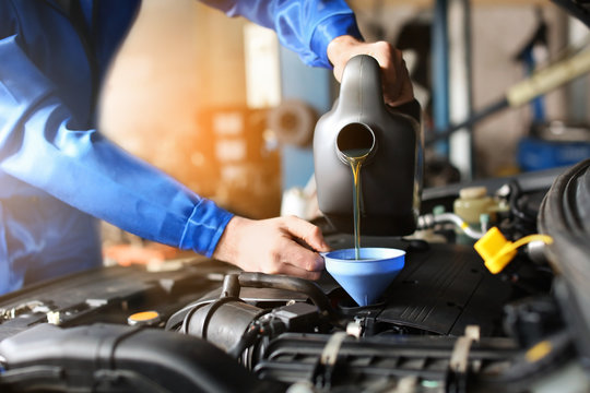 OIL CHANGE STOCK PIC